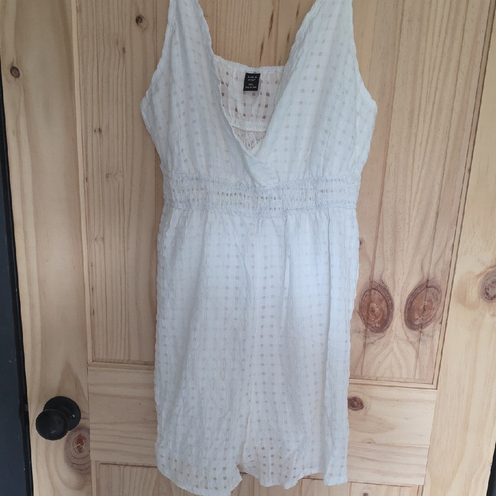 White Textured V-Neck Sleeveless Dress/shorts